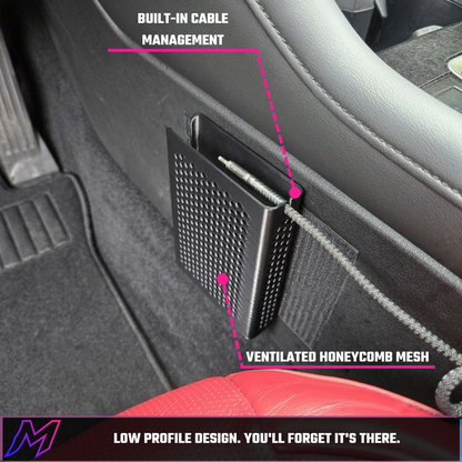 MATERIUM universal phone holder installed on car console, fuchsia annotations pointing to built-in cable management notch and ventilated honeycomb mesh sides