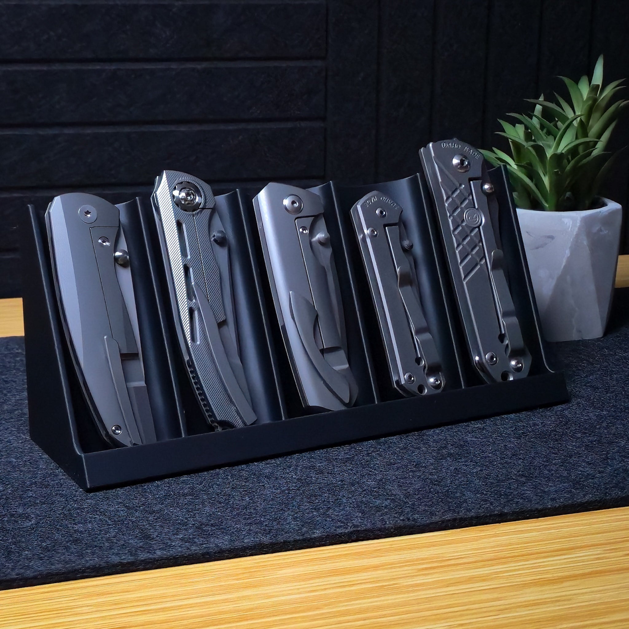 The Apex Folder Showcase | Premium Knife Display – MATERIUM